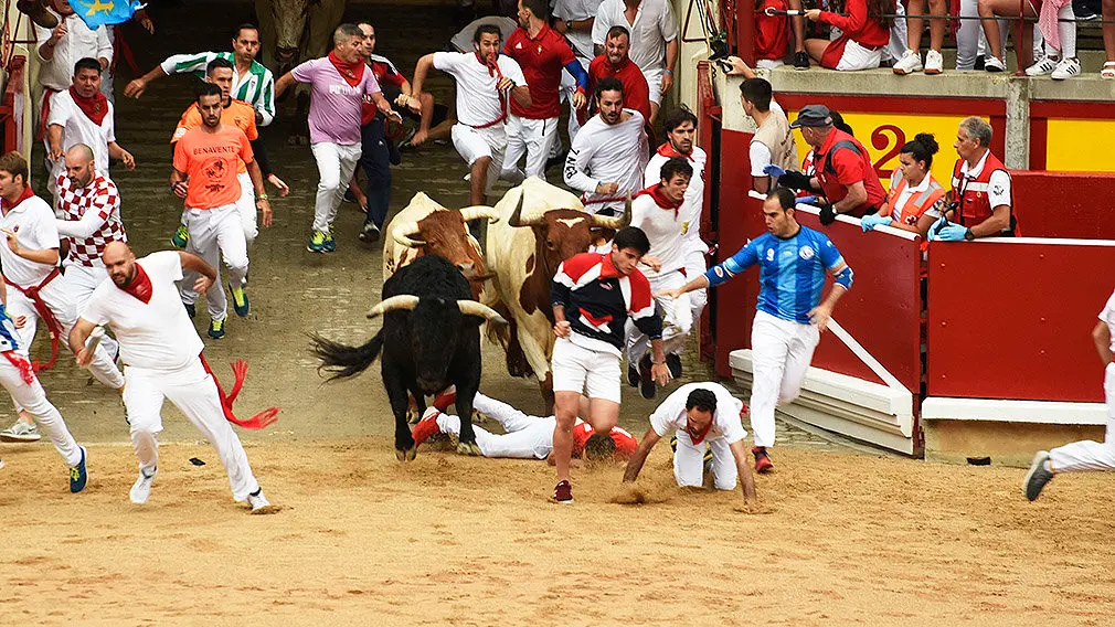 Primer encierro de San Fermín 2018 con toros del Puerto de San Lorenzo en la plataforma de la Plaza de toros. MIGUEL SANTIAGO03