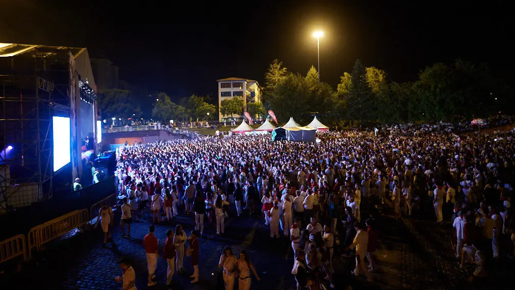 7 de julio conciertos de Plaza de los Fueros con Iseo & Dodosound with The Mousehunters y Nathy Peluso2806