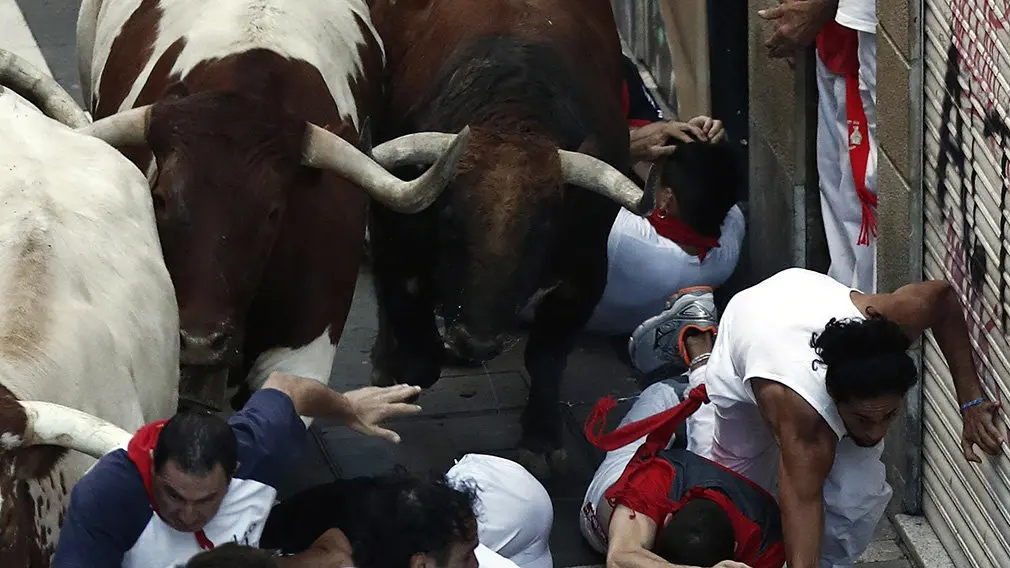GRAF6247. PAMPLONA, 09/07/2018.- Los toros de la ganadería gaditana de Cebada Gago enfilan la calle Estafeta junto a mansos y mozos durante el tercer encierro de los Sanfermines 2018. EFE/Jesús Diges