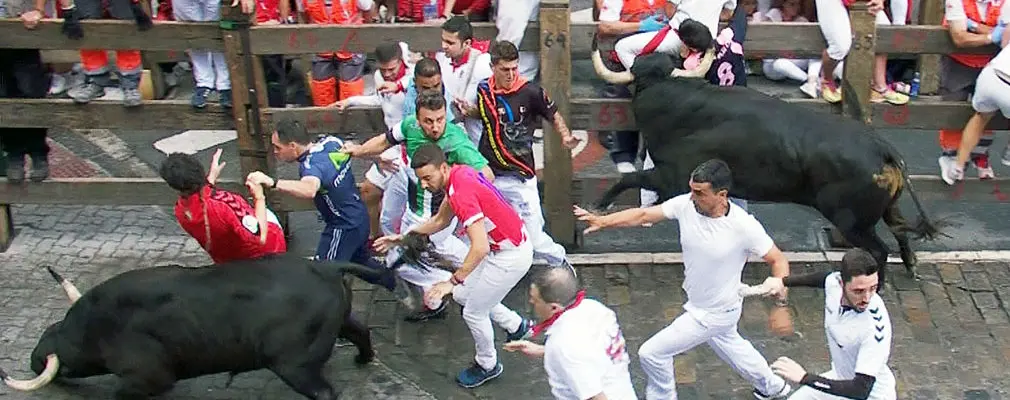 Un mozo es golpeado por el cuerno de un toro en la cabeza en el sexto encierro de los Sanfermoines 2018.