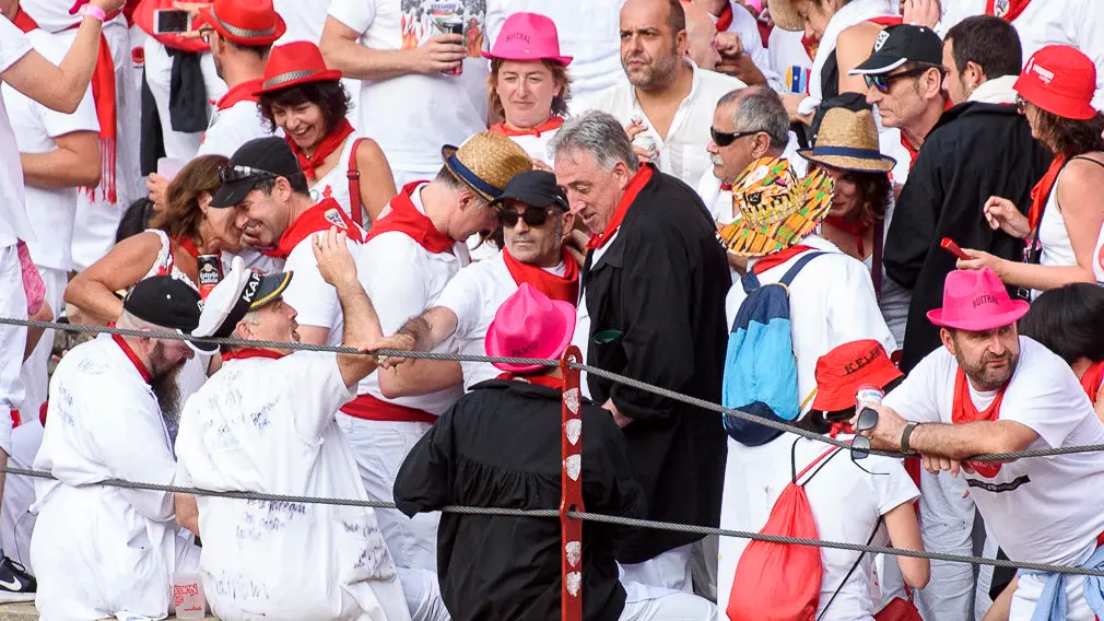 Asirón, disfrutando de la sexta corrida de la Feria del Toro de Pamplona de los Sanfermines de 2018 desde la contrabarrera del tendido 7. NAVARRA.COM
