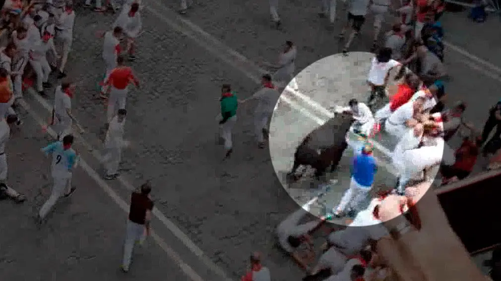 Momento en el que un toro de Jandilla cornea a un mozo en la Plaza del Ayuntamiento