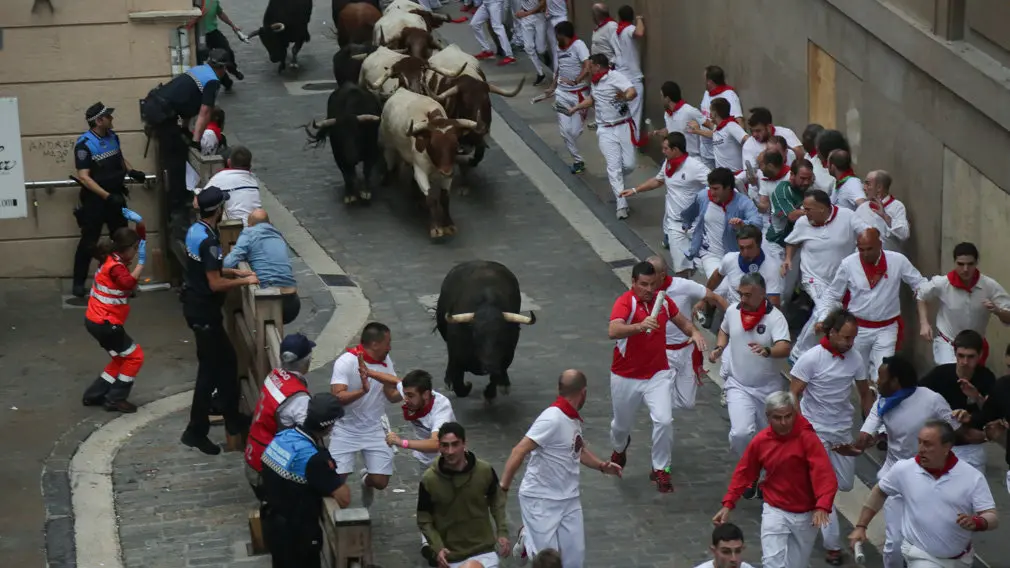 Séptimo encierro de San Fermín 2018 con toros de Jandilla en la plaza del Ayuntamiento. ALEJANDRO VELASCO (2)
