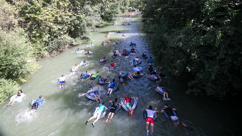 Tradicional descenso del río Ega de los jóvenes de Estella tras el chupinazo 2018 -(01). IÑIGO ALZUGARAY