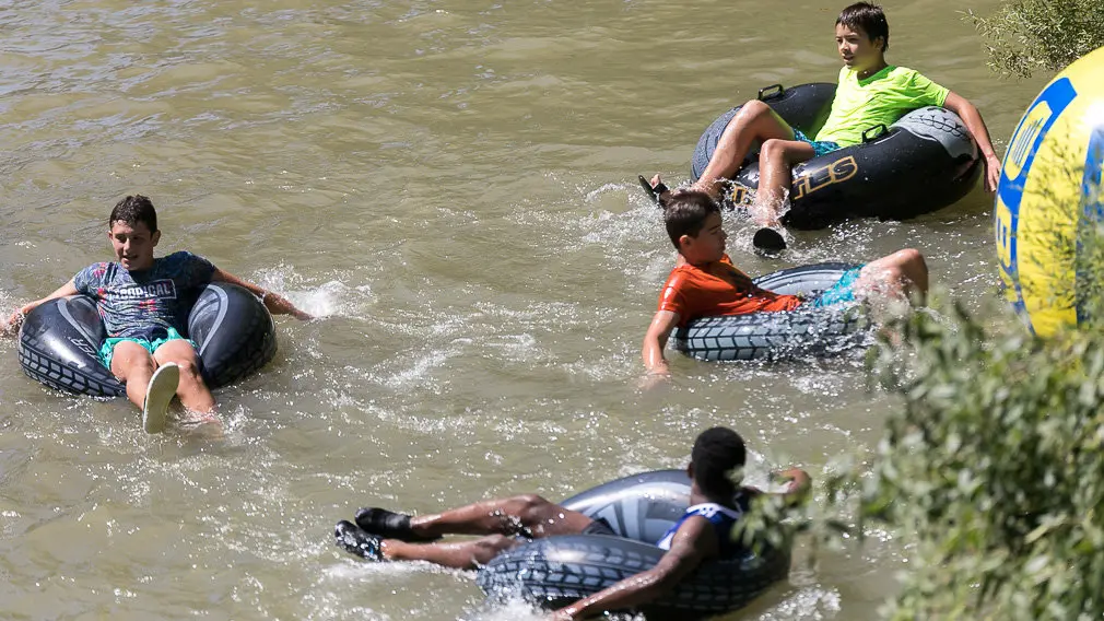 Tradicional descenso del río Ega de los jóvenes de Estella tras el chupinazo 2018 -(03). IÑIGO ALZUGARAY