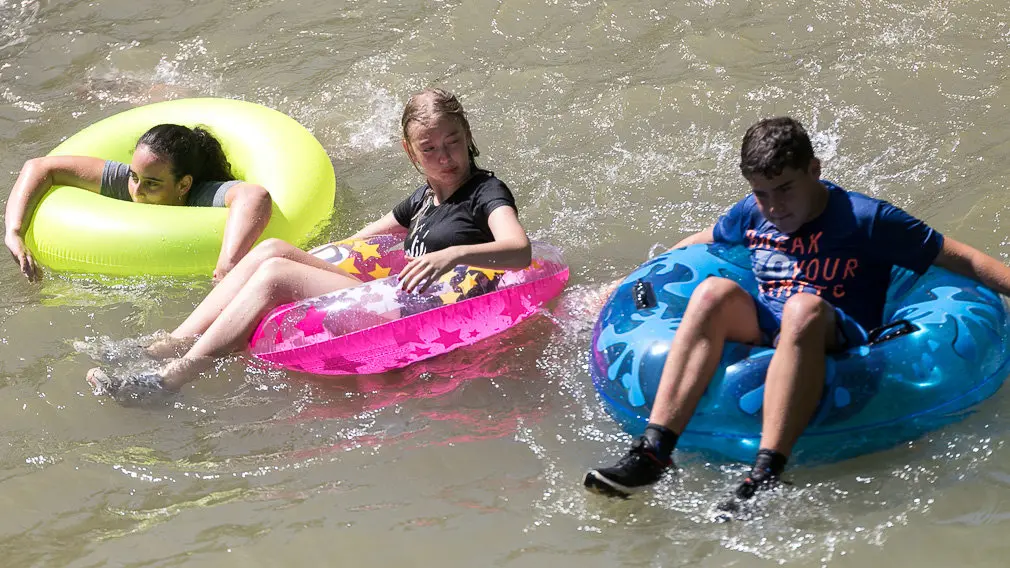Tradicional descenso del río Ega de los jóvenes de Estella tras el chupinazo 2018 -(05). IÑIGO ALZUGARAY