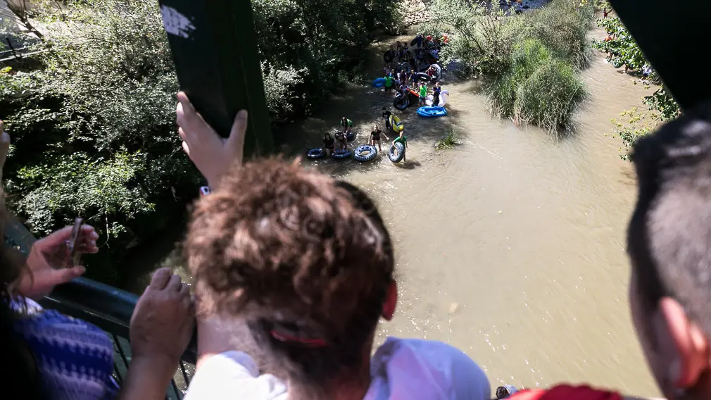 Tradicional descenso del río Ega de los jóvenes de Estella tras el chupinazo 2018 -(06). IÑIGO ALZUGARAY