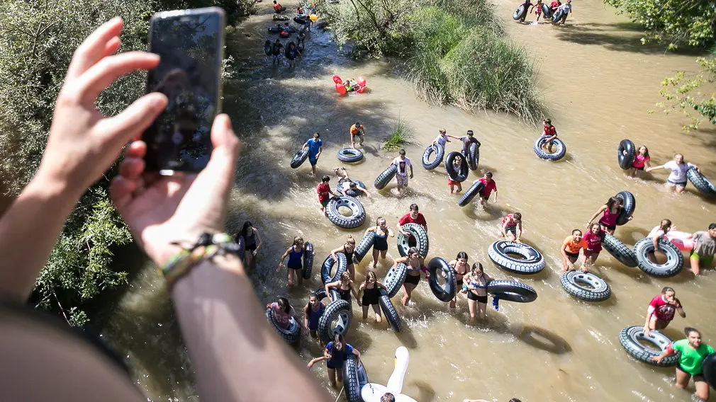 Tradicional descenso del río Ega de los jóvenes de Estella tras el chupinazo 2018 -(09). IÑIGO ALZUGARAY