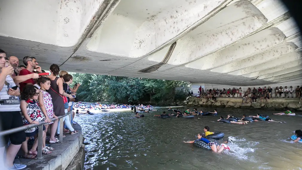 Tradicional descenso del río Ega de los jóvenes de Estella tras el chupinazo 2018 -(10). IÑIGO ALZUGARAY