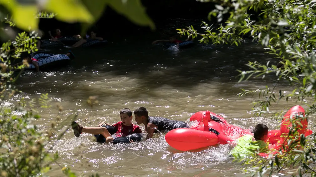 Tradicional descenso del río Ega de los jóvenes de Estella tras el chupinazo 2018 -(14). IÑIGO ALZUGARAY
