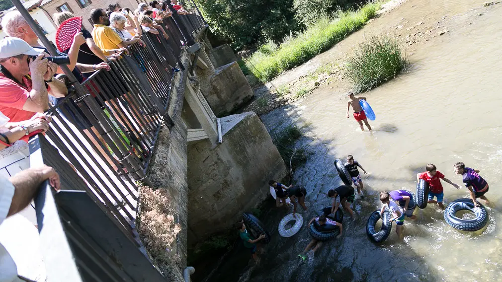 Tradicional descenso del río Ega de los jóvenes de Estella tras el chupinazo 2018 -(16). IÑIGO ALZUGARAY