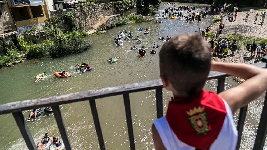 Tradicional descenso del río Ega de los jóvenes de Estella tras el chupinazo 2018 -(17). IÑIGO ALZUGARAY