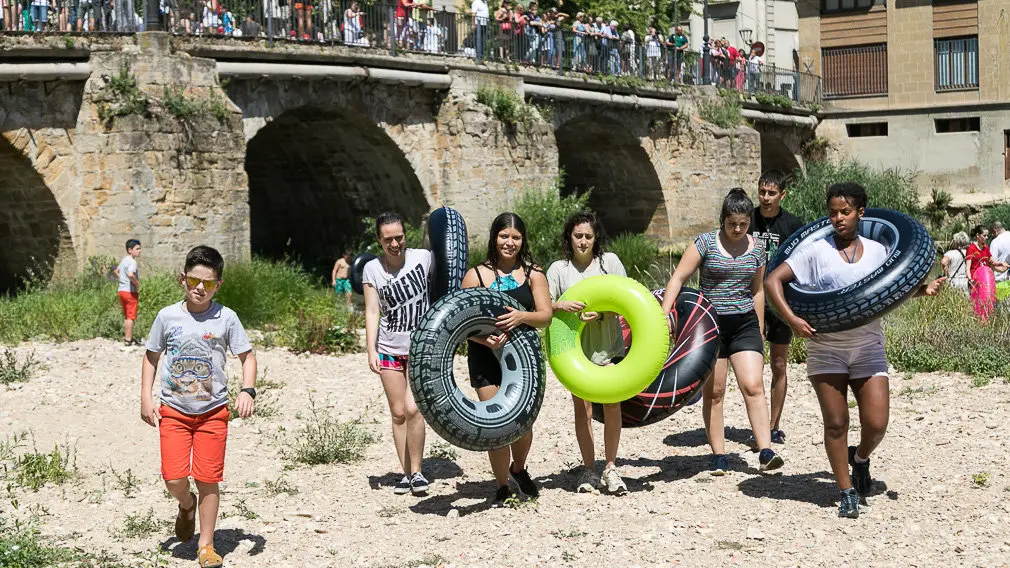 Tradicional descenso del río Ega de los jóvenes de Estella tras el chupinazo 2018 -(18). IÑIGO ALZUGARAY