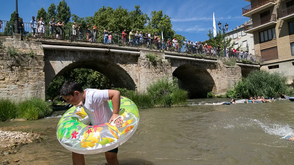 Tradicional descenso del río Ega de los jóvenes de Estella tras el chupinazo 2018 -(21). IÑIGO ALZUGARAY