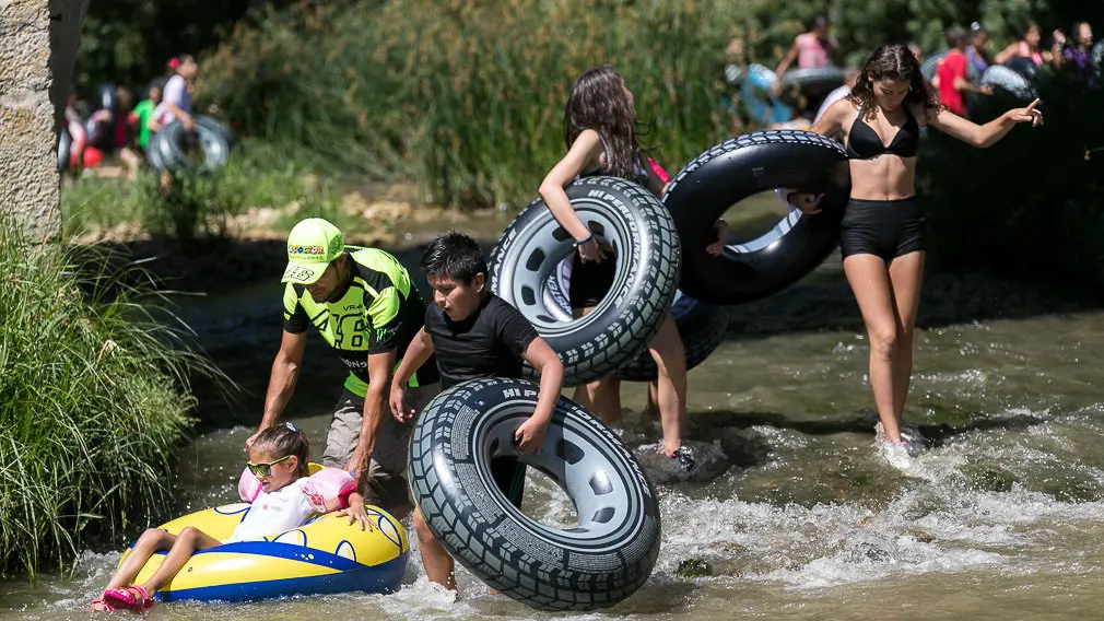 Tradicional descenso del río Ega de los jóvenes de Estella tras el chupinazo 2018 -(22). IÑIGO ALZUGARAY