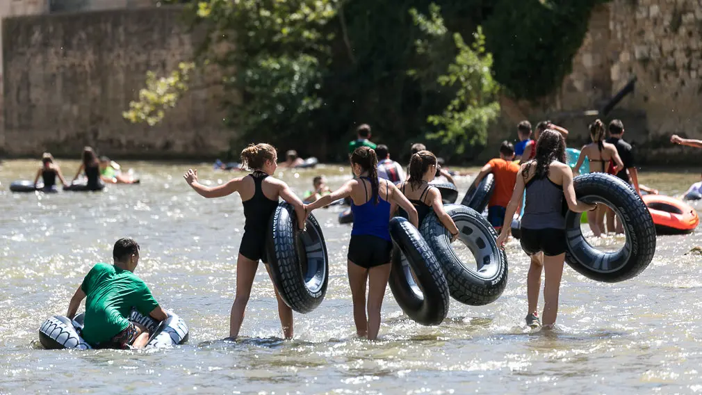 Tradicional descenso del río Ega de los jóvenes de Estella tras el chupinazo 2018 -(25). IÑIGO ALZUGARAY