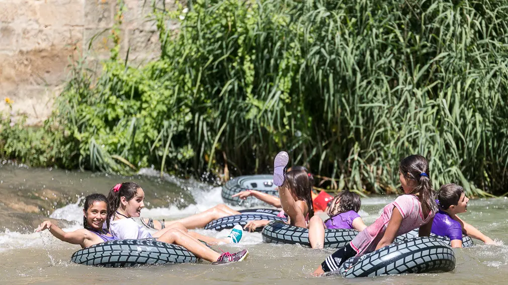 Tradicional descenso del río Ega de los jóvenes de Estella tras el chupinazo 2018 -(26). IÑIGO ALZUGARAY