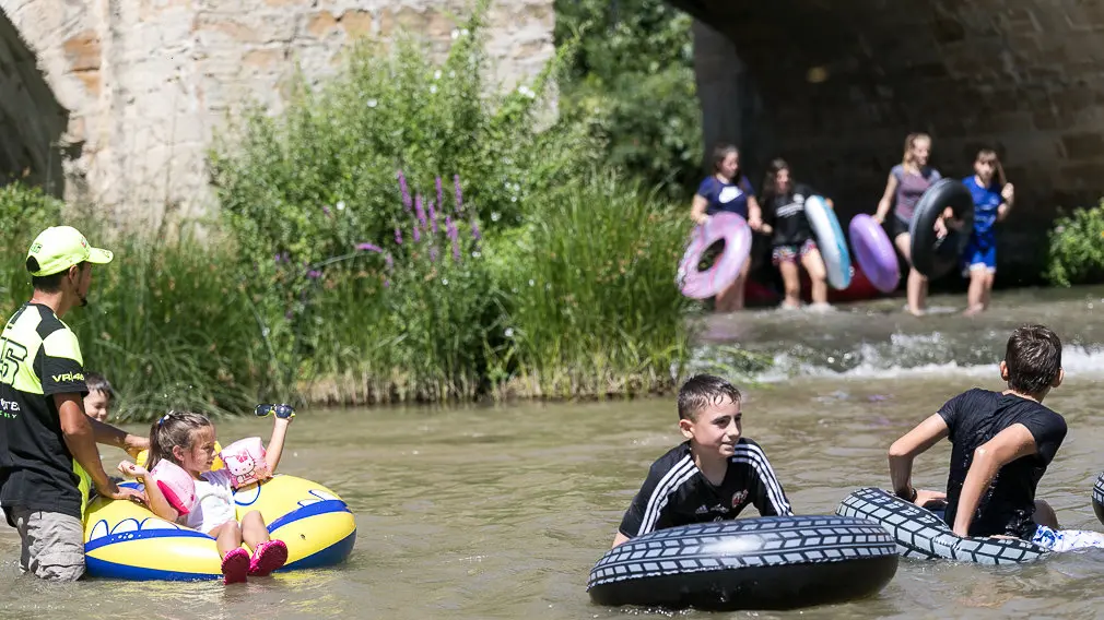 Tradicional descenso del río Ega de los jóvenes de Estella tras el chupinazo 2018 -(29). IÑIGO ALZUGARAY
