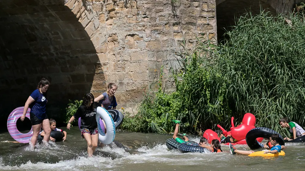 Tradicional descenso del río Ega de los jóvenes de Estella tras el chupinazo 2018 -(30). IÑIGO ALZUGARAY