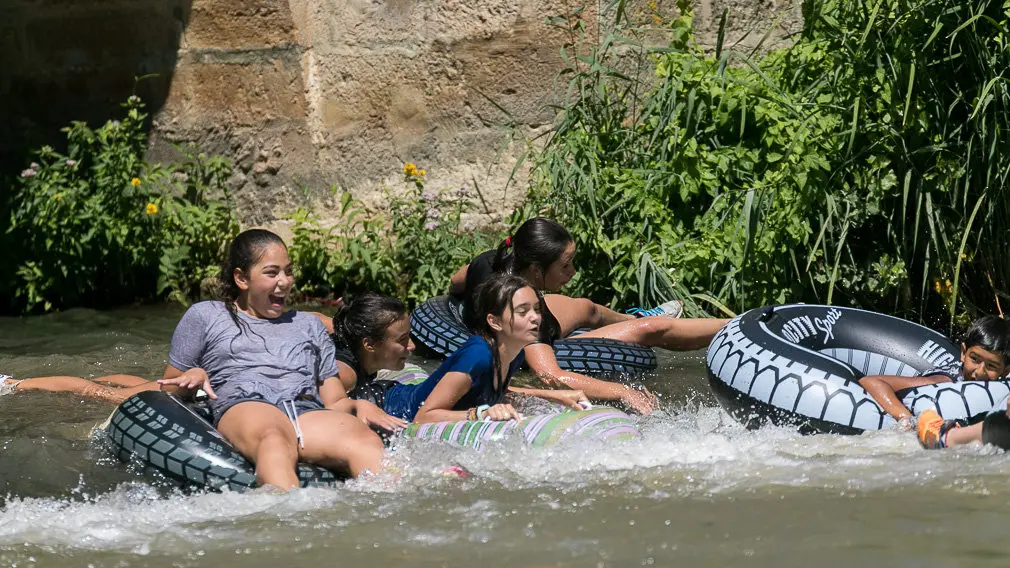Tradicional descenso del río Ega de los jóvenes de Estella tras el chupinazo 2018 -(38). IÑIGO ALZUGARAY