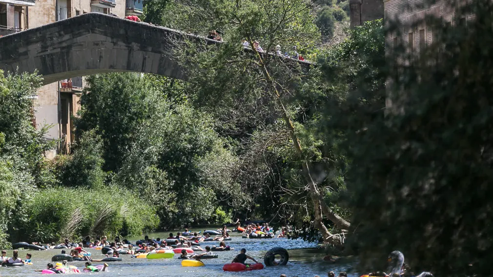 Tradicional descenso del río Ega de los jóvenes de Estella tras el chupinazo 2018 -(50). IÑIGO ALZUGARAY