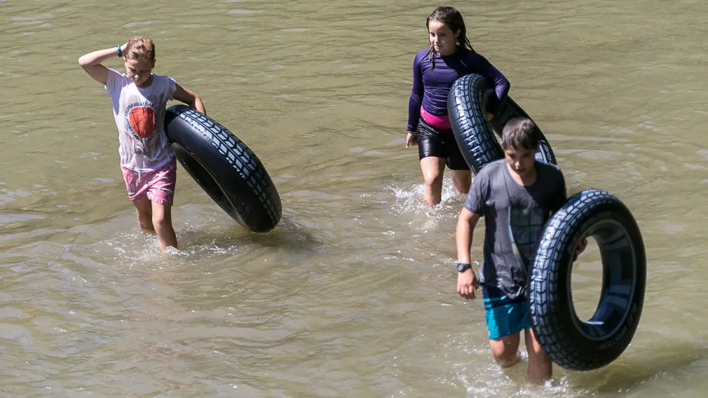 Tradicional descenso del río Ega de los jóvenes de Estella tras el chupinazo 2018 -(55). IÑIGO ALZUGARAY