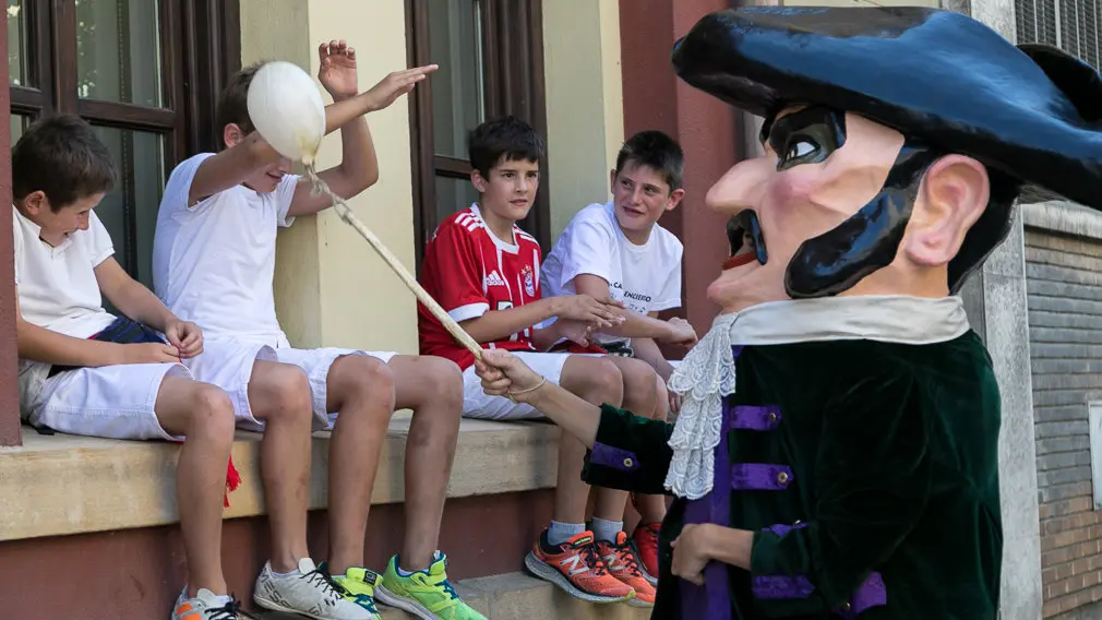 Salida de la Comparsa de Gigantes y Cabezudos en el primer día de Fiestas de Estella 2018 (05). IÑIGO ALZUGARAY