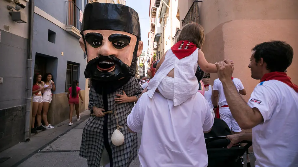 Salida de la Comparsa de Gigantes y Cabezudos en el primer día de Fiestas de Estella 2018 (06). IÑIGO ALZUGARAY