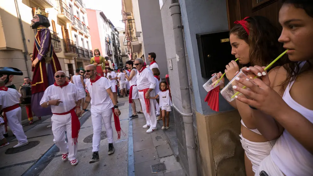 Salida de la Comparsa de Gigantes y Cabezudos en el primer día de Fiestas de Estella 2018 (08). IÑIGO ALZUGARAY