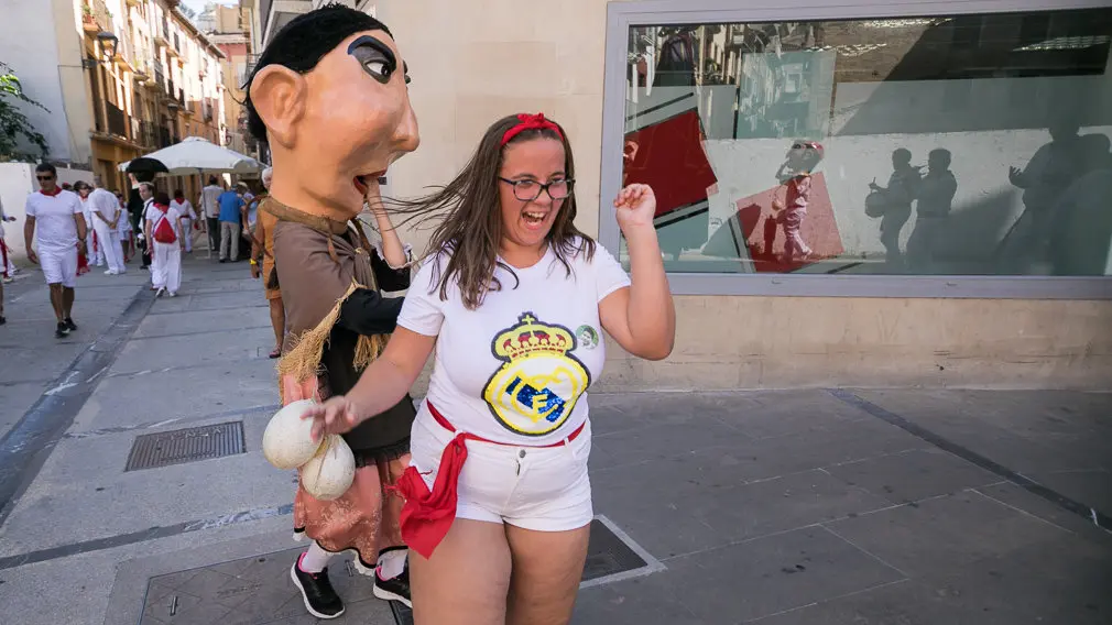 Salida de la Comparsa de Gigantes y Cabezudos en el primer día de Fiestas de Estella 2018 (09). IÑIGO ALZUGARAY