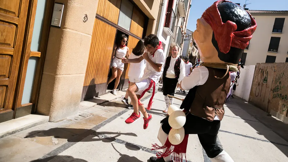 Salida de la Comparsa de Gigantes y Cabezudos en el primer día de Fiestas de Estella 2018 (11). IÑIGO ALZUGARAY