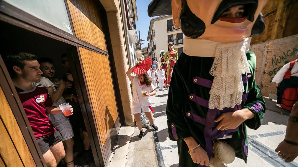 Salida de la Comparsa de Gigantes y Cabezudos en el primer día de Fiestas de Estella 2018 (12). IÑIGO ALZUGARAY