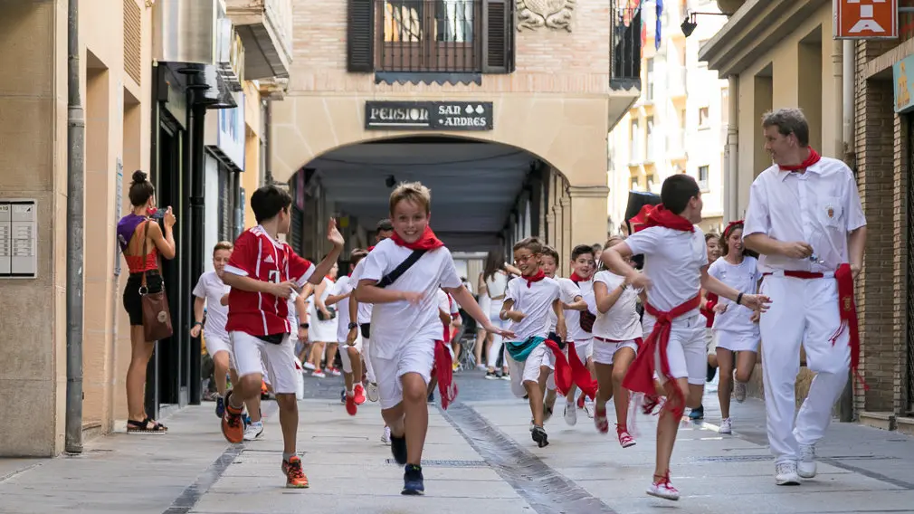 Salida de la Comparsa de Gigantes y Cabezudos en el primer día de Fiestas de Estella 2018 (15). IÑIGO ALZUGARAY