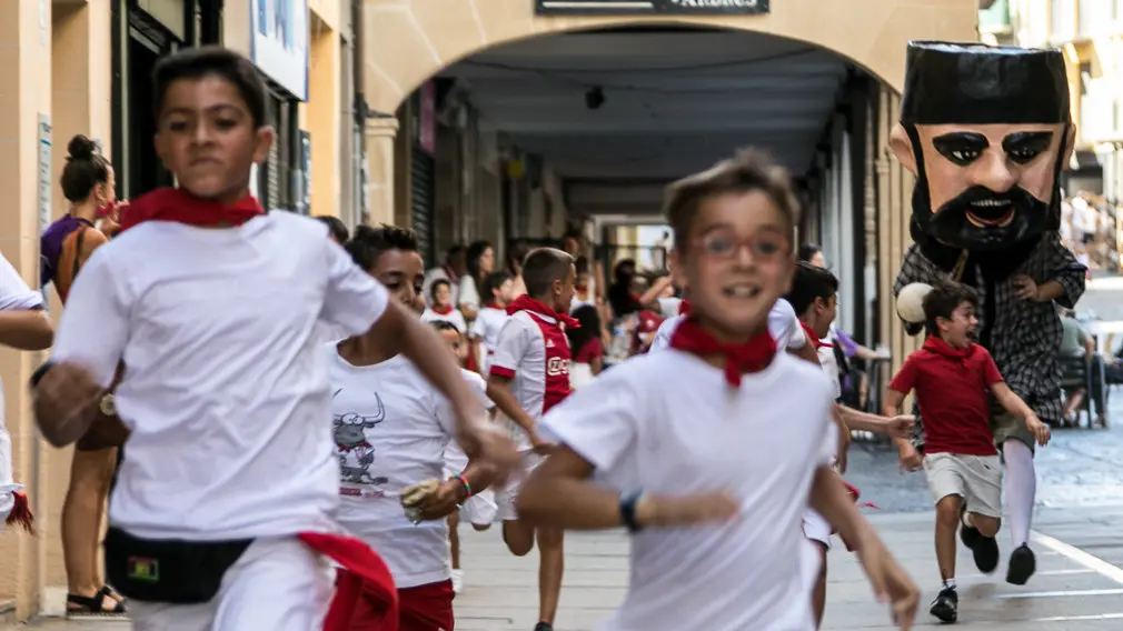 Salida de la Comparsa de Gigantes y Cabezudos en el primer día de Fiestas de Estella 2018 (16). IÑIGO ALZUGARAY