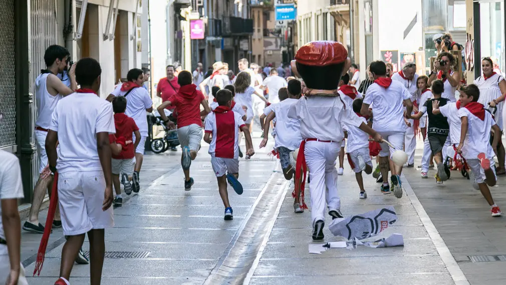 Salida de la Comparsa de Gigantes y Cabezudos en el primer día de Fiestas de Estella 2018 (17). IÑIGO ALZUGARAY