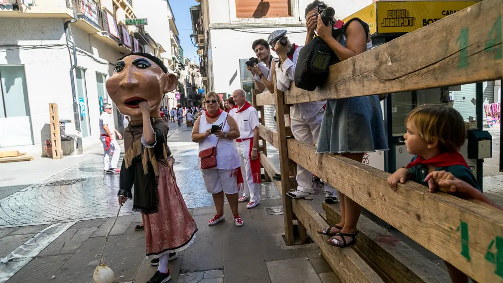 Salida de la Comparsa de Gigantes y Cabezudos en el primer día de Fiestas de Estella 2018 (18). IÑIGO ALZUGARAY