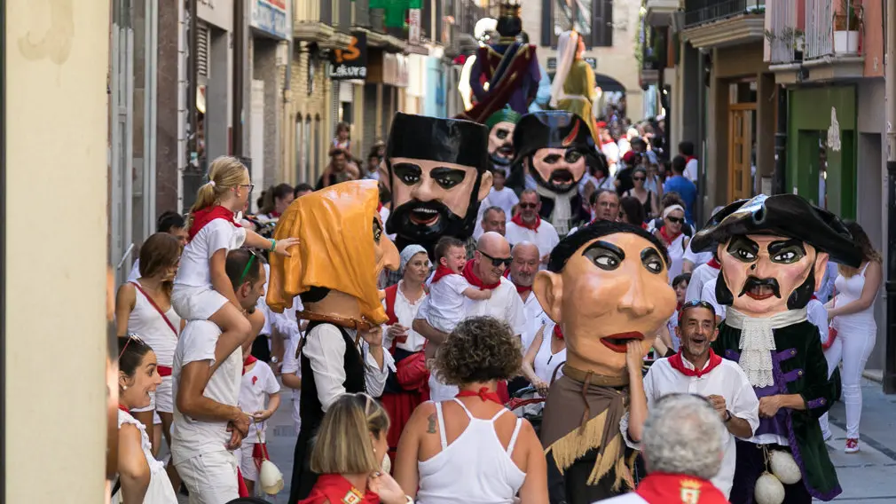 Salida de la Comparsa de Gigantes y Cabezudos en el primer día de Fiestas de Estella 2018 (19). IÑIGO ALZUGARAY