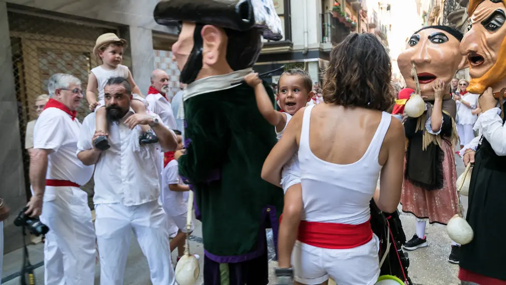 Salida de la Comparsa de Gigantes y Cabezudos en el primer día de Fiestas de Estella 2018 (24). IÑIGO ALZUGARAY