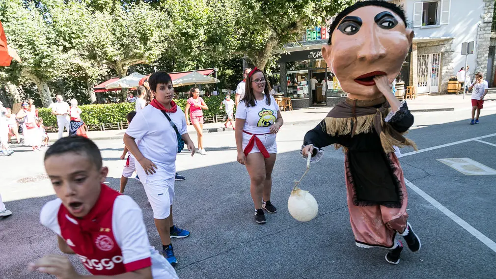 Salida de la Comparsa de Gigantes y Cabezudos en el primer día de Fiestas de Estella 2018 (41). IÑIGO ALZUGARAY