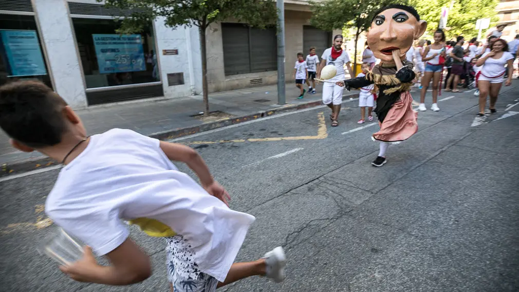 Salida de la Comparsa de Gigantes y Cabezudos en el primer día de Fiestas de Estella 2018 (42). IÑIGO ALZUGARAY