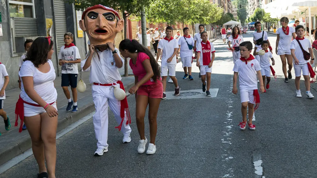 Salida de la Comparsa de Gigantes y Cabezudos en el primer día de Fiestas de Estella 2018 (43). IÑIGO ALZUGARAY