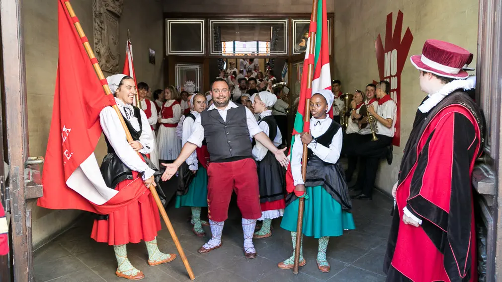 Salida del Ayuntamiento en Cuerpo de Comunidad, acompañado de su Comitiva Oficial y la Comparsa de Gigantes y Cabezudos en el primer día de Fiestas de Estella 2018 (01). IÑIGO ALZUGARAY