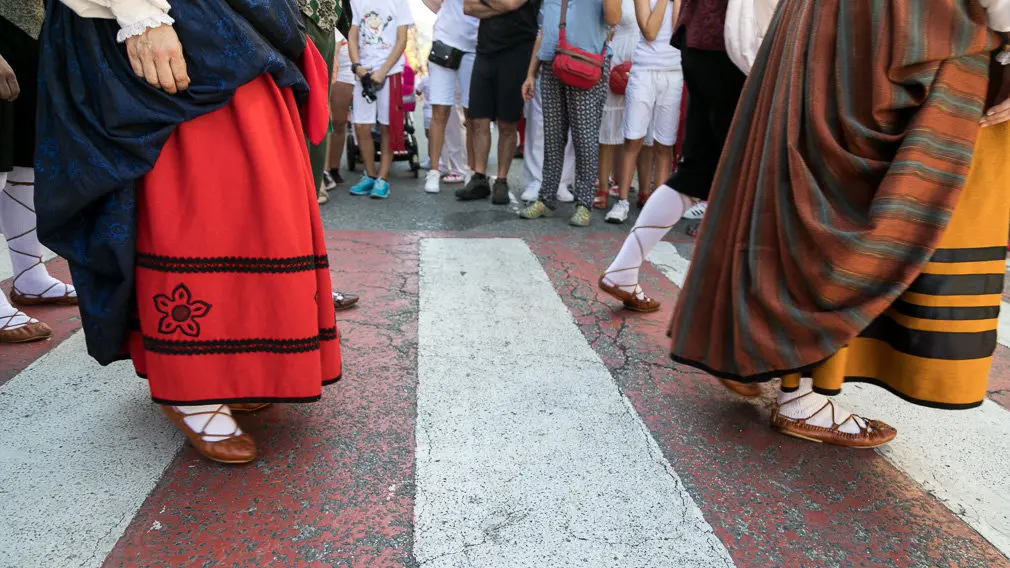 Salida del Ayuntamiento en Cuerpo de Comunidad, acompañado de su Comitiva Oficial y la Comparsa de Gigantes y Cabezudos en el primer día de Fiestas de Estella 2018 (02). IÑIGO ALZUGARAY