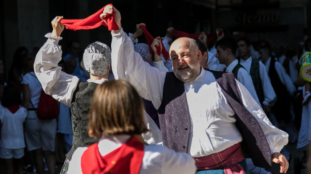 Salida del Ayuntamiento en Cuerpo de Comunidad, acompañado de su Comitiva Oficial y la Comparsa de Gigantes y Cabezudos en el primer día de Fiestas de Estella 2018 (03). IÑIGO ALZUGARAY