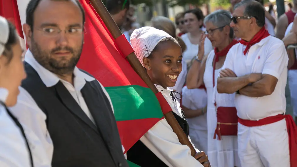 Salida del Ayuntamiento en Cuerpo de Comunidad, acompañado de su Comitiva Oficial y la Comparsa de Gigantes y Cabezudos en el primer día de Fiestas de Estella 2018 (04). IÑIGO ALZUGARAY