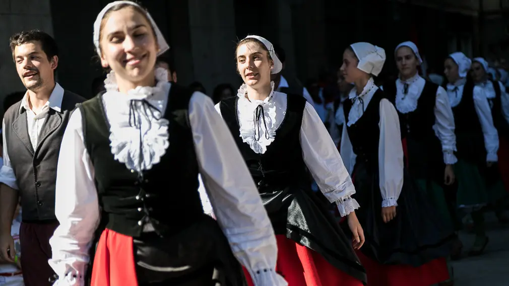 Salida del Ayuntamiento en Cuerpo de Comunidad, acompañado de su Comitiva Oficial y la Comparsa de Gigantes y Cabezudos en el primer día de Fiestas de Estella 2018 (05). IÑIGO ALZUGARAY
