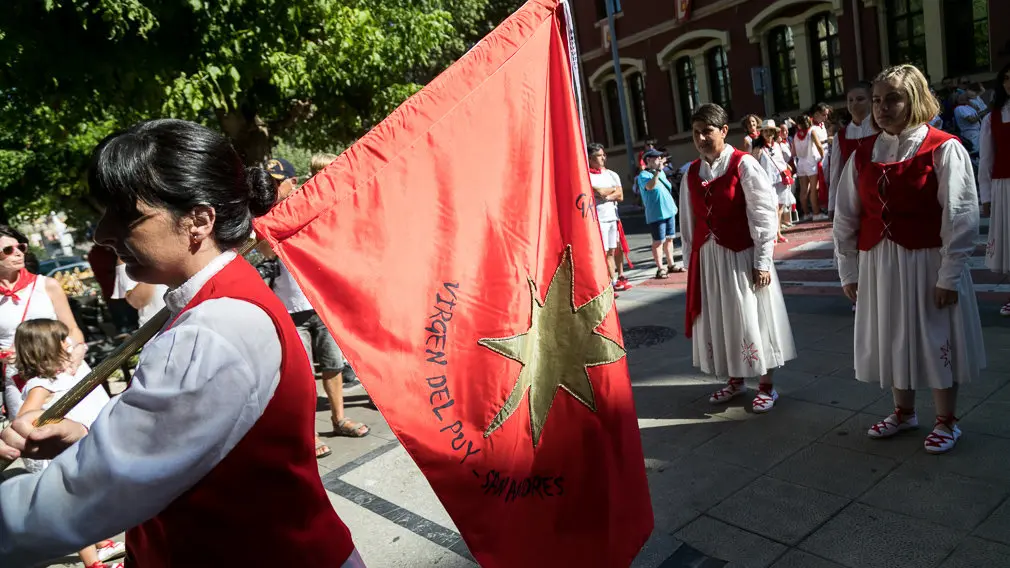 Salida del Ayuntamiento en Cuerpo de Comunidad, acompañado de su Comitiva Oficial y la Comparsa de Gigantes y Cabezudos en el primer día de Fiestas de Estella 2018 (06). IÑIGO ALZUGARAY