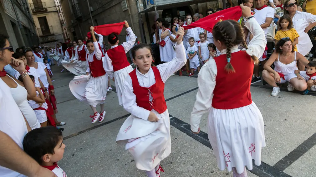 Salida del Ayuntamiento en Cuerpo de Comunidad, acompañado de su Comitiva Oficial y la Comparsa de Gigantes y Cabezudos en el primer día de Fiestas de Estella 2018 (07). IÑIGO ALZUGARAY