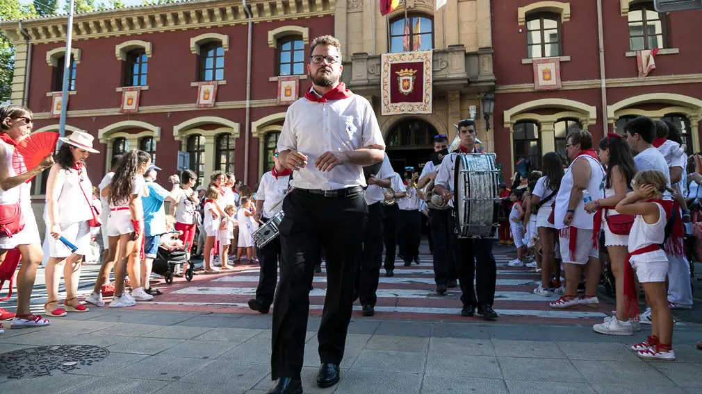 Salida del Ayuntamiento en Cuerpo de Comunidad, acompañado de su Comitiva Oficial y la Comparsa de Gigantes y Cabezudos en el primer día de Fiestas de Estella 2018 (08). IÑIGO ALZUGARAY