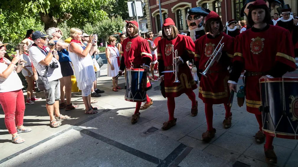 Salida del Ayuntamiento en Cuerpo de Comunidad, acompañado de su Comitiva Oficial y la Comparsa de Gigantes y Cabezudos en el primer día de Fiestas de Estella 2018 (09). IÑIGO ALZUGARAY